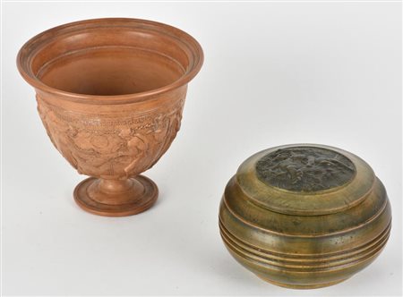 LOTTO COMPOSTO DA 2 OBJECT DE VITRINE Lotto composto da: - un vaso in stile...