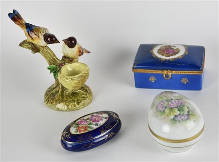 LOTTO COMPOSTO DA 4 OGGETTI IN CERAMICA Lotto composto da due scatole di...