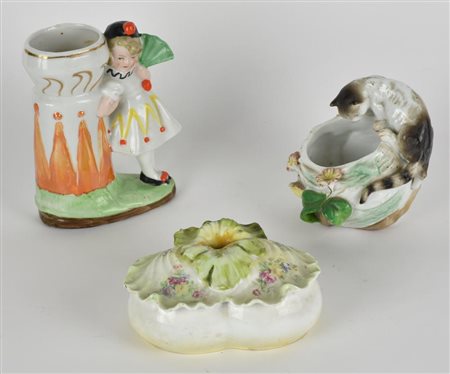 LOTTO COMPOSTO DA 3 OGGETTI IN PORCELLANA Lotto composto da: - un portafiori...