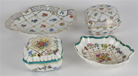 LOTTO COMPOSTO DA 4 OGGETTI IN PORCELLANA Lotto composto da: - una scatola...