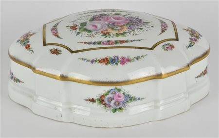 SCATOLA IN PORCELLANA DI LIMOGES Scatola in porcellana bianca di Limoges con...