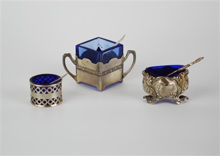 Tre saliere in argento una quadrangolare con manici, una circolare traforata...