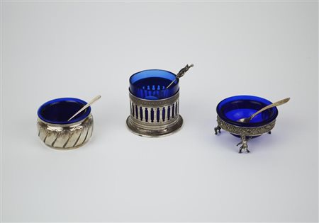 Tre saliere circolari in argento, una traforata, una con foglie stilizzate e...