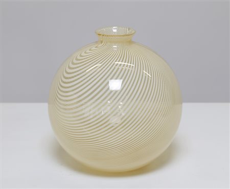 VEART Vaso . Vetro di Murano. Cm 22,00 x 22,00 x 22,00. 1982 VEART Vase....