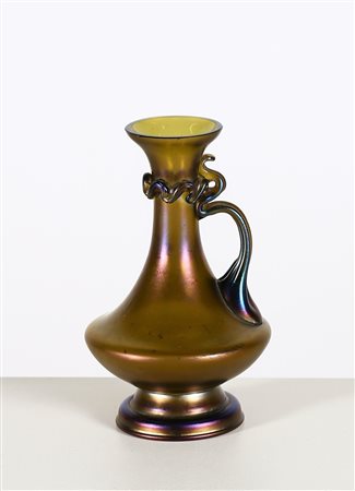 MANIFATTURA AUSTRIACA Brocca. Vetro iridato. Cm 10,00 x 17,50 x 10,00. Brocca...