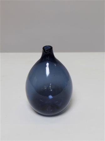SARPANEVA TIMO Bottiglia. Vetro soffiato. Cm 10,00 x 17,00 x 10,00. Vetro blu...