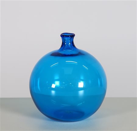VENINI Vaso. Vetro di Murano. Cm 11,00 x 12,50 x 11,00. Vetro soffiato color...