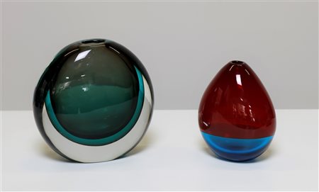 SALVIATI VETRERIA Due vasi. Vetro di Murano. Cm 20,00 x 20,00 x 10,50. Misura...