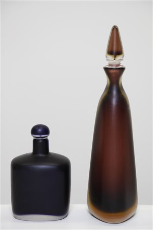 VENINI PAOLO (1895 - 1959) Coppia di bottiglie con tappo. Vetro inciso. Cm...