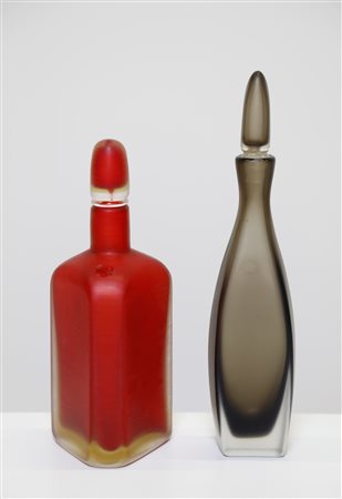 VENINI PAOLO (1895 - 1959) Coppia di bottiglie con tappo. Vetro inciso. Cm...