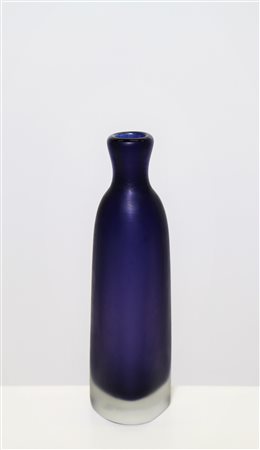 VENINI PAOLO (1895 - 1959) Bottiglia. Vetro di Murano. Cm 8,50 x 30,50 x...