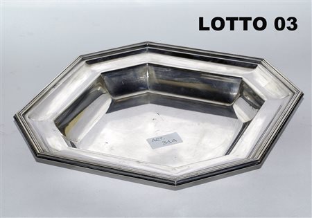 CENTROTAVOLA OTTAGONALE IN ARGENTO 800 PESO KG. 0,456 ITALIA META' DEL XX° SEC.