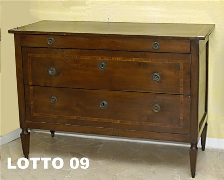 COMO' A 2 CASSETTI E MEZZO IN LEGNO DI NOCE CON INTARSI IN LEGNO DI PRUNO E...