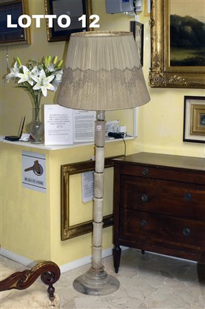 LAMPADA A PIANTANA IN ALABASTRO CON CAPPELLO RICAMATO IN PIZZO FRANCIA INIZI...