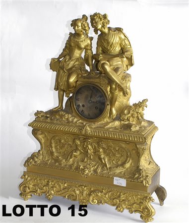 PENDOLA IN BRONZO DORATO SORMONTATA DA SCULTURE RAFF. SUONATORI FRANCIA EPOCA...