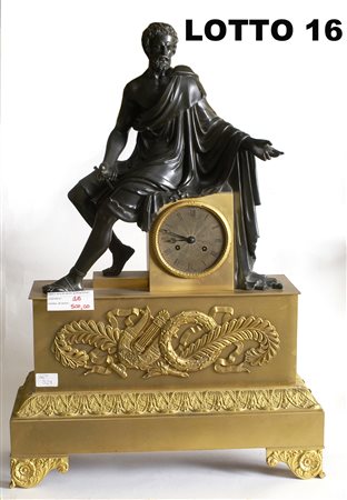 PENDOLA IN BRONZO DORATO SORMONTATA DA SCULTURA IN BRONZO A PATINA SCURA...