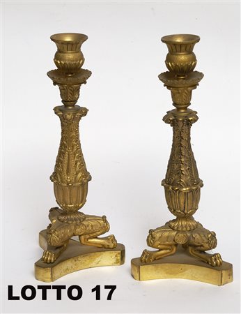 LOTTO COMPOSTO DA 02 CANDELABRI IN BRONZO DORATO SORRETTI DA ZAMPE LEONINE...