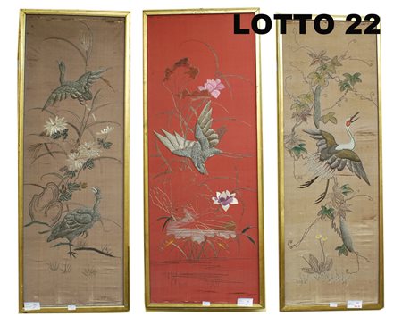 LOTTO COMPOSTO DA 03 PANNELLI IN SETA DECORATI A CINESERIE CON FILI D'ARGENTO...