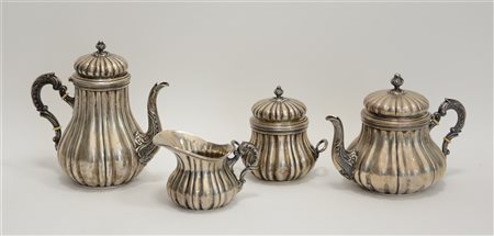 Servizio da tè e caffè in argento decorato a costolature, composto da teiera,...