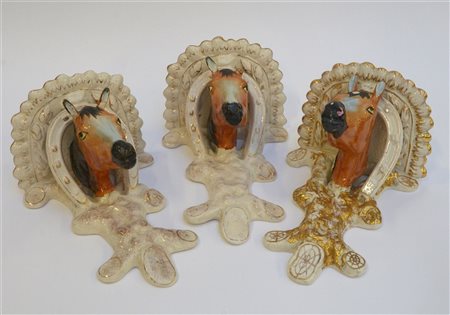 Manifattura francese, fine secolo XIX. Gruppo di tre mensole in ceramica...