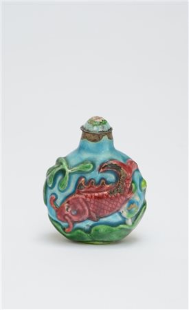 Snuff bottle in metallo smaltato a fondo turchese e decorazioni policrome (h....