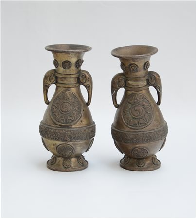 Coppia di vasi in metallo a doppie anse con teste di elefante (h. max cm 23)...
