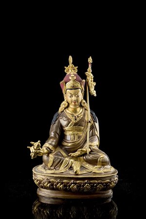 Statua in metallo dorato raffigurante divinità buddhista in policromia (h. 23...