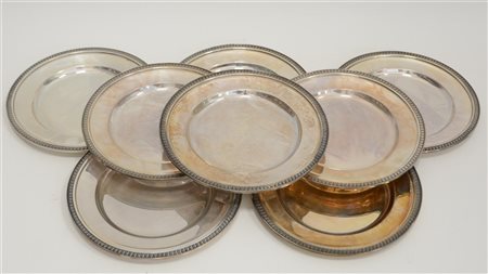 Gruppo di otto piattini da pane in argento decorati a palmette (g 1270 ca.)