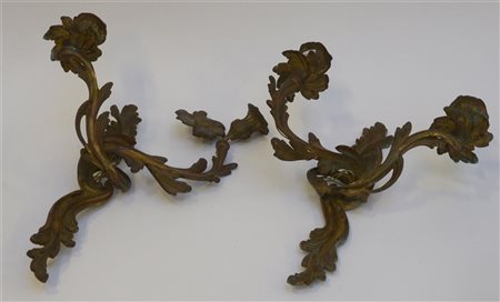 Coppia di appliques a due fiamme in bronzo dorato decorate "a rocaille"....