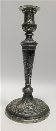 Candeliere in argento sbalzato con decori a motivi floreali e fusto...