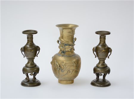 Lotto composto da una coppia di vasetti con supporto tripode in bronzo e anse...