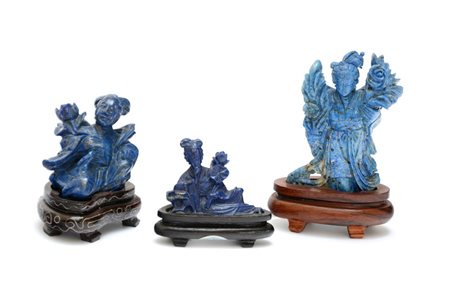 Tre sculture in lapislazzulo raffiguranti dame, basi in legno (h. max cm 8)...