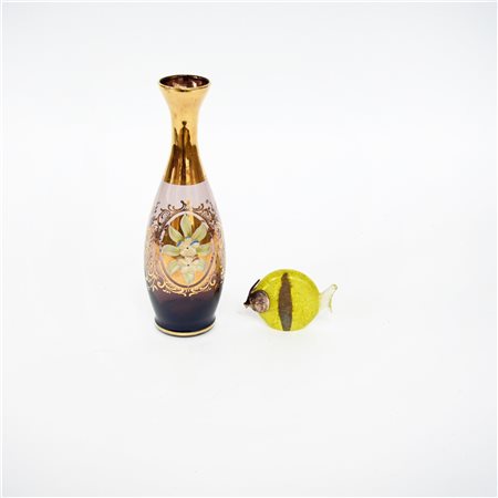 Lotto composto da un vasetto in vetro violaceo decorato in oro e una piccola...