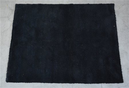 Tappeto Bouclé, Sec. XX tessuto in lana nera (difetti) (cm 214x270). Evento...