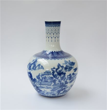 Grande vaso a bottiglia in porcellana bianca e blu decorata con paesaggio...