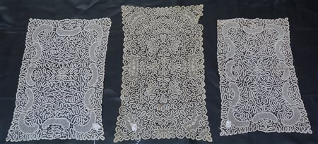 Lotto di tre tovagliette sottopiatto realizzate in pizzo al tombolo in...