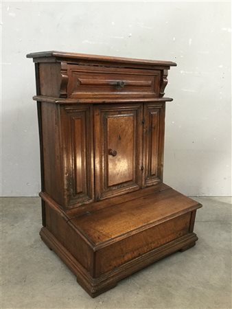 Antico inginocchiatoio con cassetto, sportello centrale e predella...