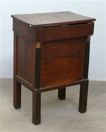 Comoda in noce decorata con mezze colonnine laterali ebanizzate, piano...