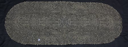 Striscia corpitavolo realizzata in pizzo al tombolo in cotone, città di...