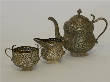 Teiera, lattiera e zuccheriera in argento cesellato a motivi vegetali, manici...