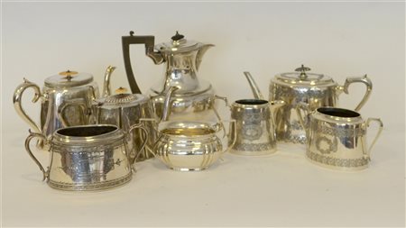 Lotto composto da un set di tre pezzi (teiera, lattiera e zuccheriera) in...