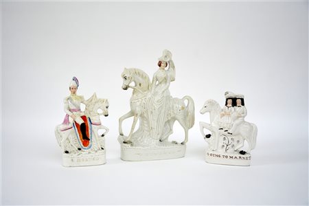Manifattura di Staffordshire sec. XIX. Gruppo di tre statuette in porcellana...
