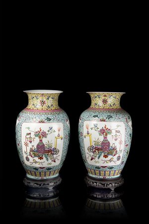 Coppia di vasi in porcellana Famiglia Rosa su fondo turchese e giallo...