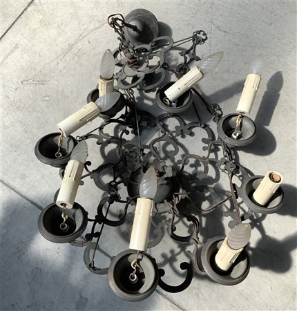 Lampadario a otto luci in metallo brunito (d cm 58) (difetti e mancanze)