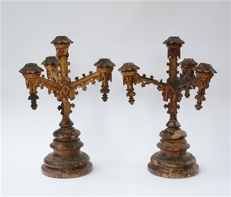 Coppia di candelabri a quattro fiamme di gusto neogotico in legno dorato,...