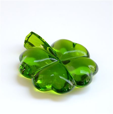 Baccarat Quadrifoglio in vetro verde trasparente soffiato in stampo. Francia,...