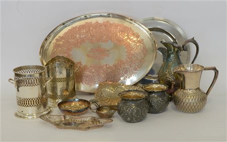 Lotto composto da dodici oggetti diversi in Sheffield, metallo e metallo...