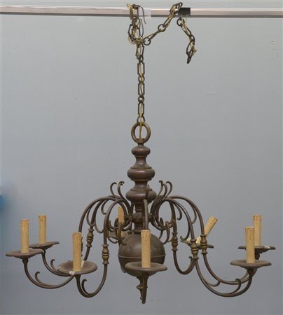 Lampadario a otto luci in stile olandese in metallo brunito a finto bronzo,...