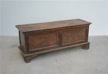 Cassapanca in noce con fronte intagliato a scene di vita. Francia, secolo...
