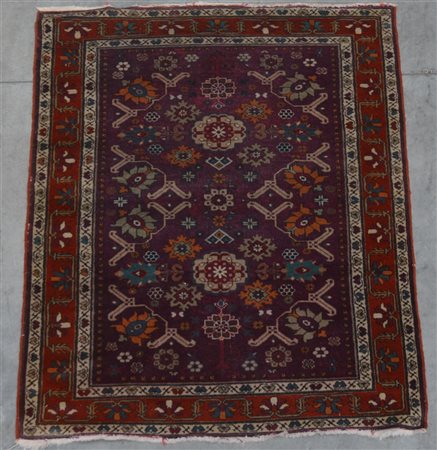 Tappeto caucasico di recente manifattura, decoro geometrico su fondo color...